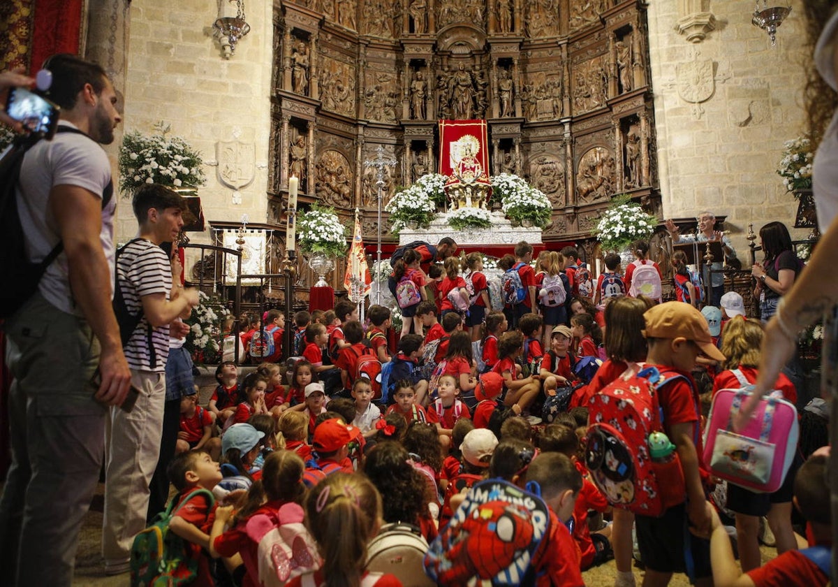 Los alumnos del Diocesano han visitado este jueves a la patrona en Santa María.