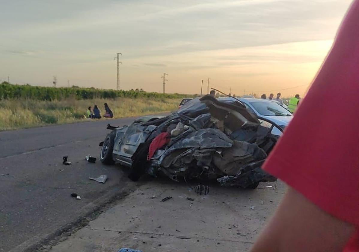 Un muerto y dos heridos graves tras un choque entre dos vehículos en Valdelacalzada