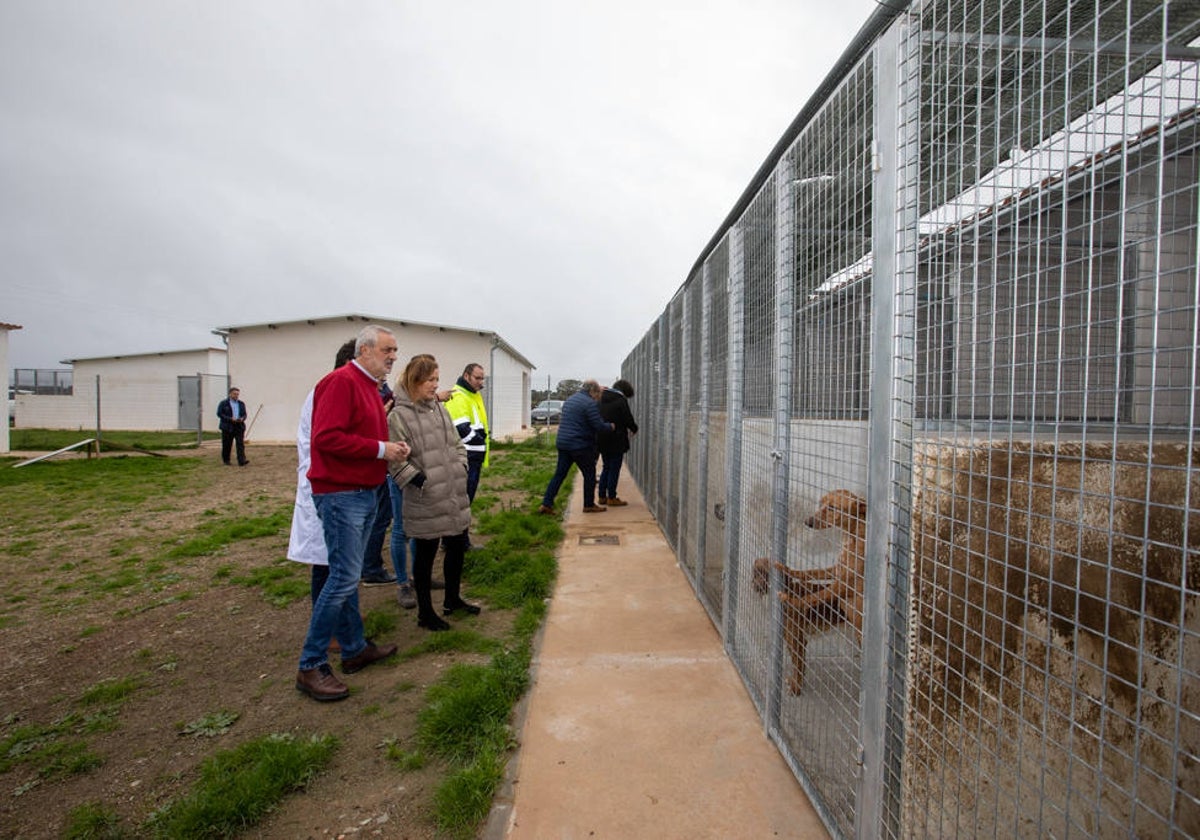 El presidente de la Diputación de Cáceres visitas las obras del refugio, el pasado noviembre.