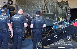 Una de las visitas realizadas por la Policía Local a un taller clandestino en Badajoz.