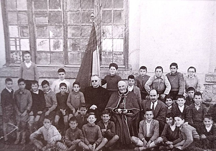 Año 1959. Visita del obispo Llopis Ivorra al Colegio Virgen de Guadalupe, más conocido por El Madruelo.
