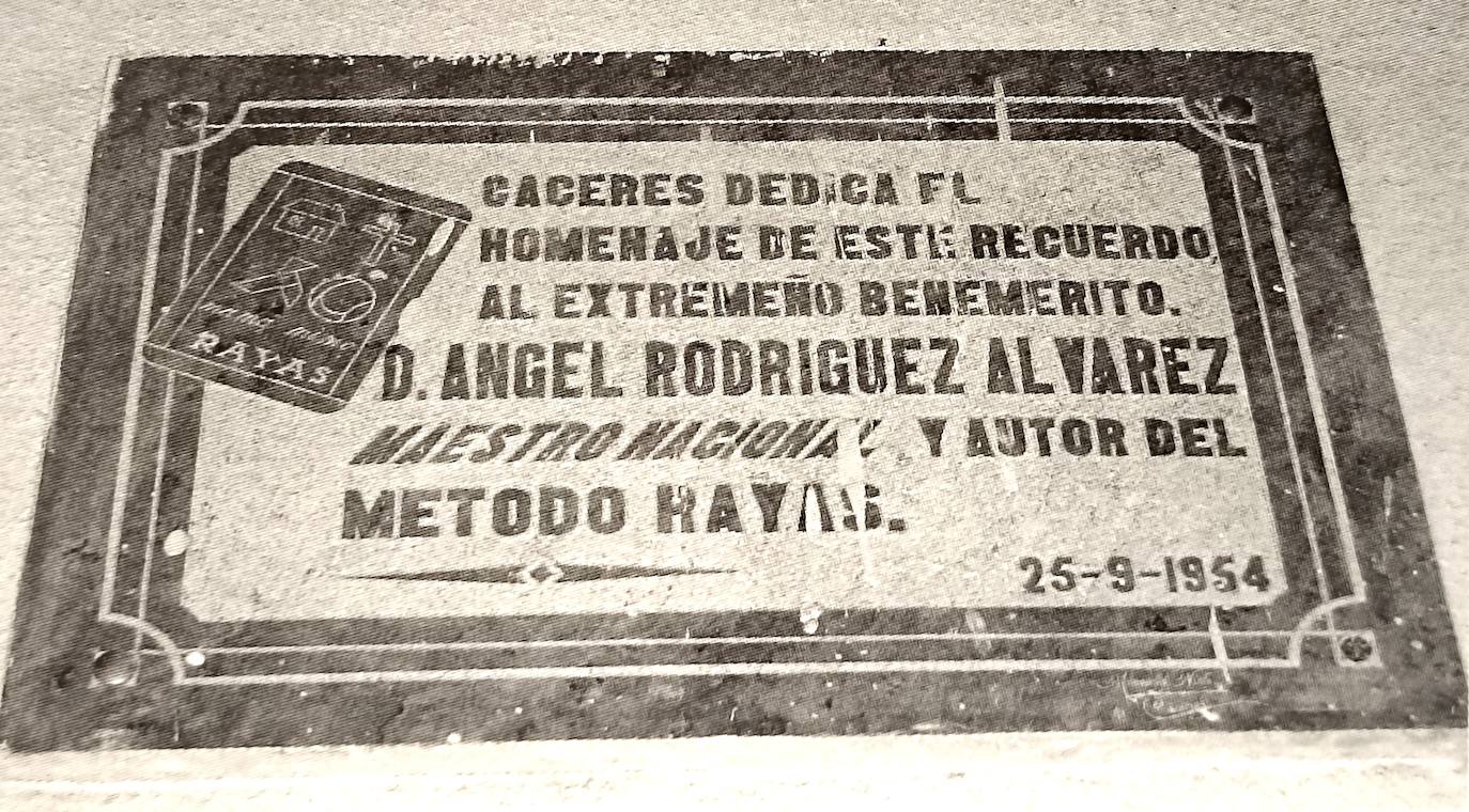 Placa que se puso en El Madruelo el 25 de septiembre de 1954 en recuerdo de Ángel Rodríguez. Se colocó en el aula en el dio clases durante muchos años. Ahora no se sabe en dónde está.