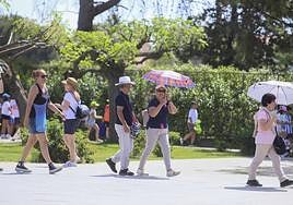 Las sombrillas para combatir el calor han sido aliadas de los turistas estos días.