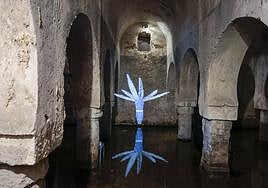 Instalación de Lola Zoido en el aljibe de las Veletas.