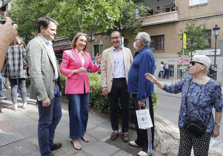 Cuca Gamarra saluda a una viandante junto a Rafael Mateos ayer en el centro de Cáceres.