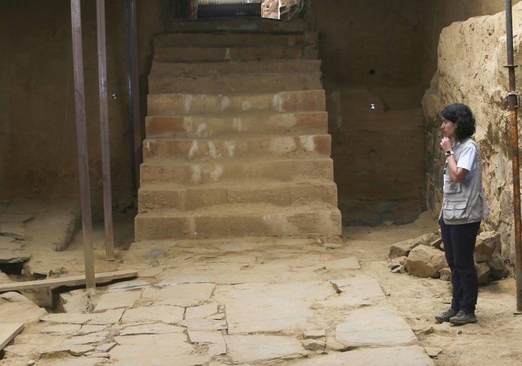 Escalera monumental hallada en la excavación