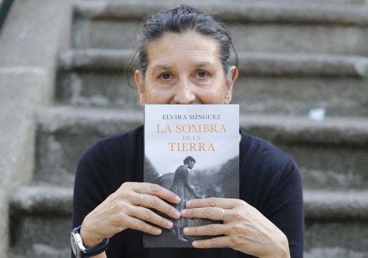 Elvira Mínguez con su primera novela, 'La sombra de la tierra'.