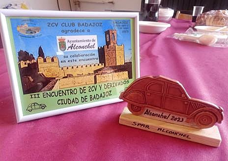 Imagen secundaria 1 - Arriba, el alcalde de Alconchel, mientras se dirige a los participantes en el encuentro. Abajo, regalos intercambiados y Miguel Ángel Castellano, en cargado de cocinar los garbanzos para los visitantes.