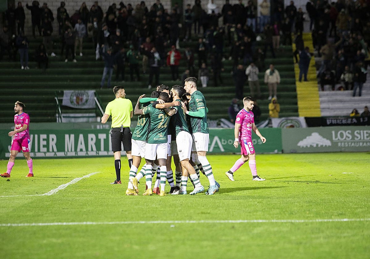 Los jugadores del Cacereño celebran uno de los dos goles de la victoria en la ida ante el Coria.