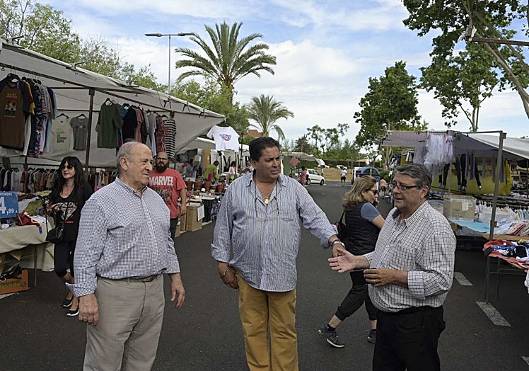 Julián Cruz (de Acaex, en el centro) junto a los representantes vecinales Guillermo Vilasán (dcha.) y Pedro Palomo esta mañana.