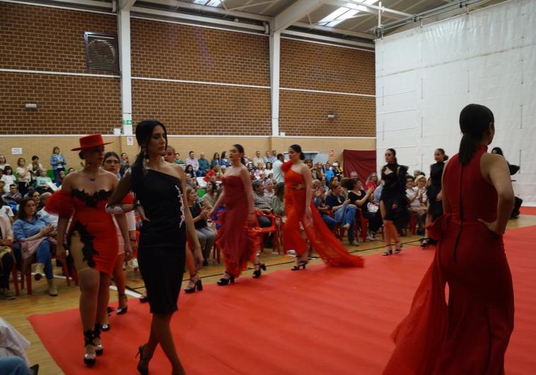 Pase de modelos en el polideportivo municipal de Navaconcejo.