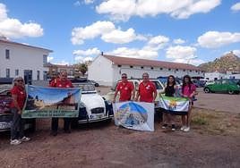 El presidente del 2CV Club Badajoz, José Joaquín Menacho (en el centro), junto a otros miembros de la organización del encuentro de coches clásicos, en el recinto ferial de Alconchel.