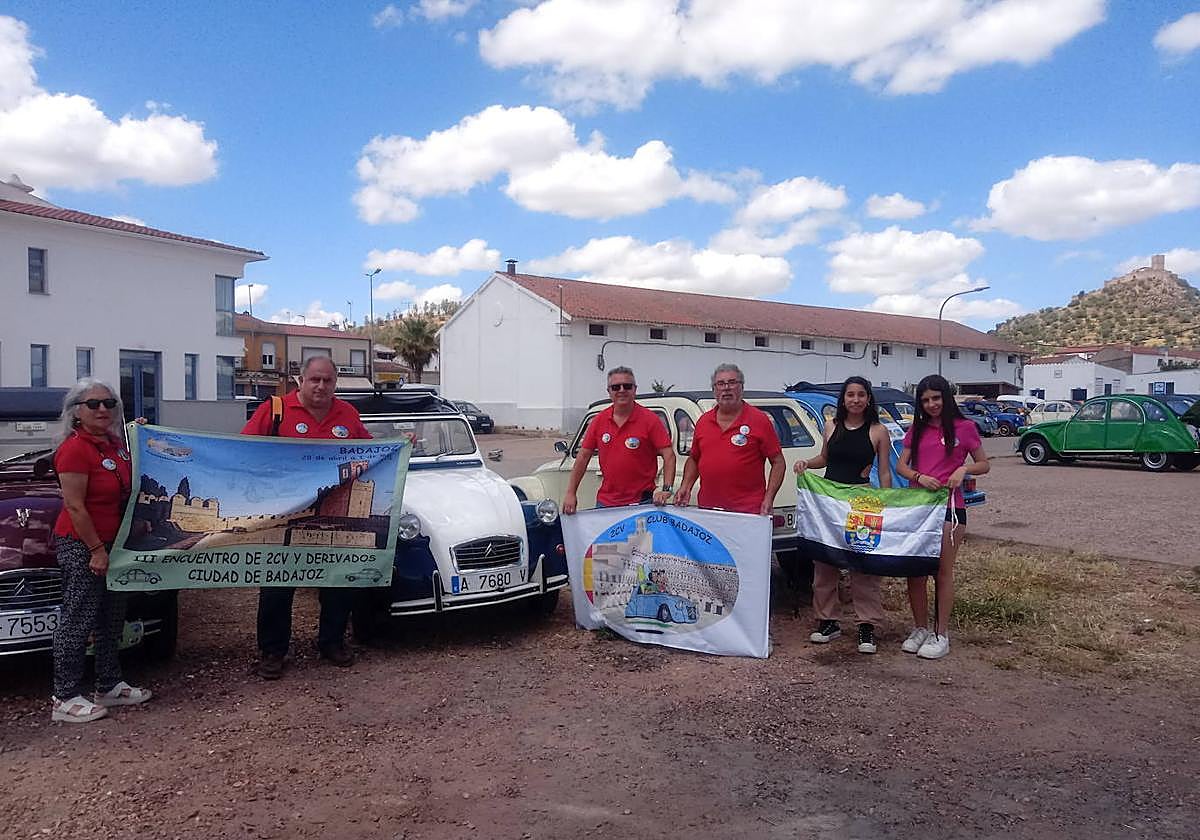 El presidente del 2CV Club Badajoz, José Joaquín Menacho (en el centro), junto a otros miembros de la organización del encuentro de coches clásicos, en el recinto ferial de Alconchel.