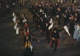 Un instante de la interpretación con los pañuelos al aire.