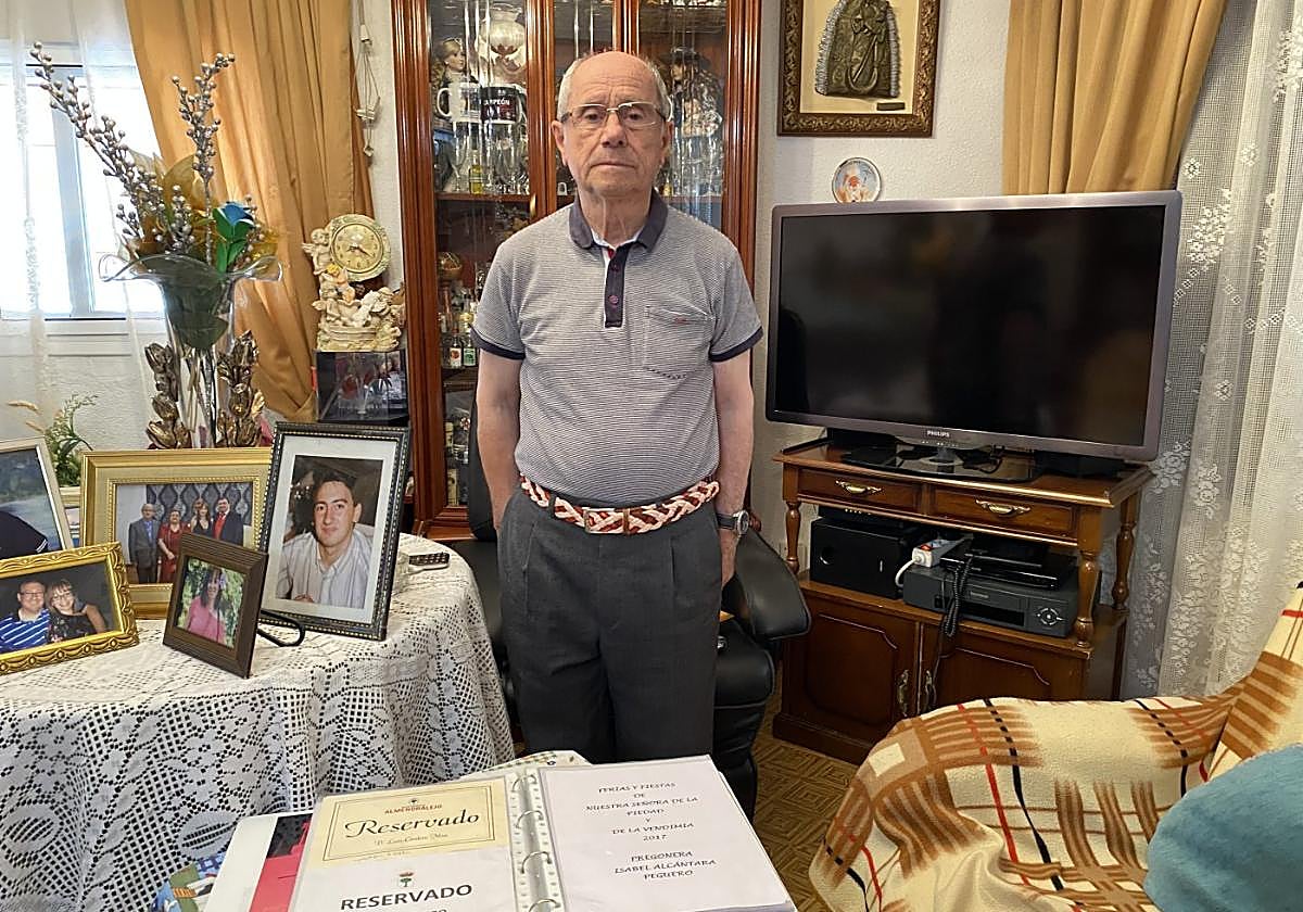 Luis Cordero Nisa atesora en su casa copias y recuerdos de hace décadas.