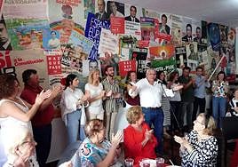 Óscar Díaz, en el centro, junto a los integrantes de su candidatura para las próximas elecciones municipales.