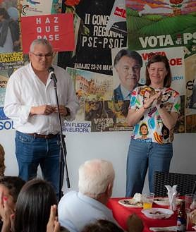 Imagen secundaria 2 - Arriba, panorámica del interior de la Casa del Pueblo, este Primero de Mayo. Abajo, momentos de la intervención de Óscar Díaz y de Maribel García. CEDIDAS