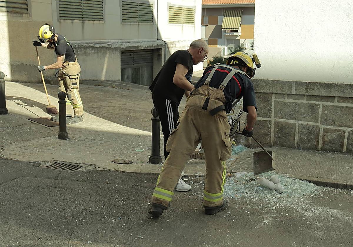 Los bomberos trabajaron durante varias horas en la zona del inmueble, también los vecinos ayudaron.
