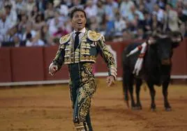 Manuel Escribano mira a los tendidos tras un tercio de banderillas