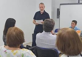 Pedro López recitando uno de sus poemas.
