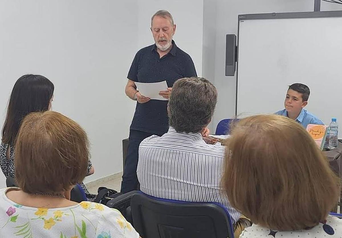 Pedro López recitando uno de sus poemas.