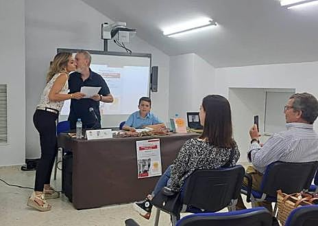 Imagen secundaria 1 - Pedro López presenta su poemario &#039;Mirada que traspasa&#039;