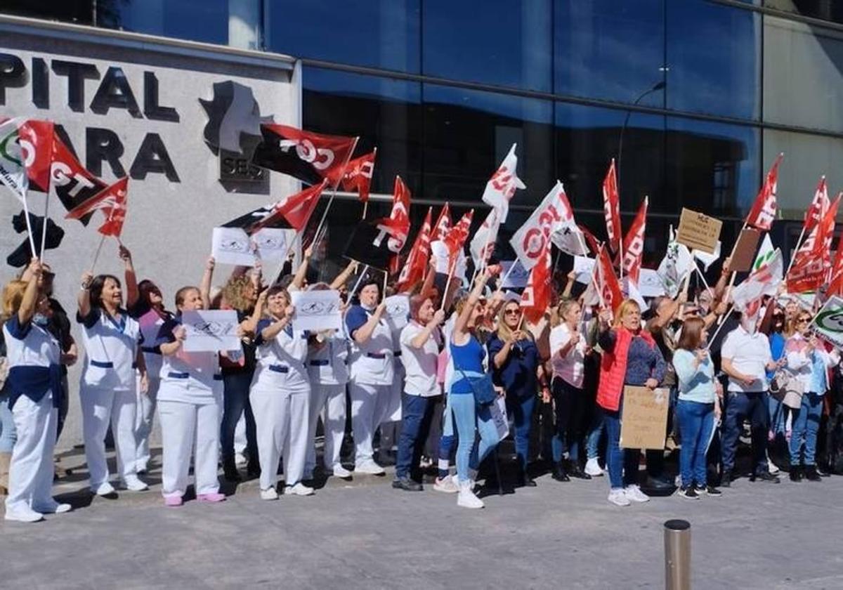 Protesta de la plantilla de limpieza del Complejo Hospitalario de Cáceres.