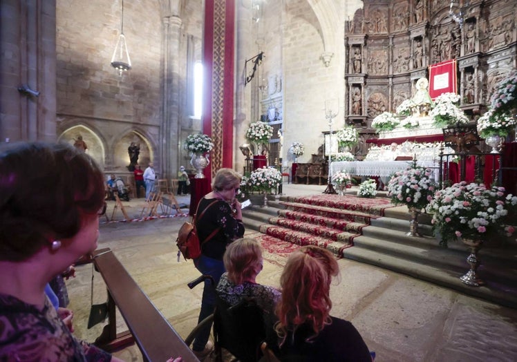 Imagen del Novenario correspondiente a este martes. La Virgen llevó el manto número 157.