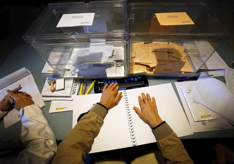 Mesa electoral durante unas elecciones