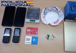 Droga y obejtos decomisados por la Policía Nacional.