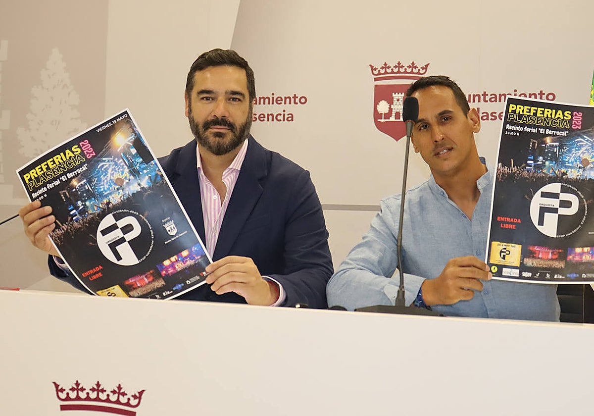 David Dóniga, junto a Abraham Serradilla, promotor del concierto.