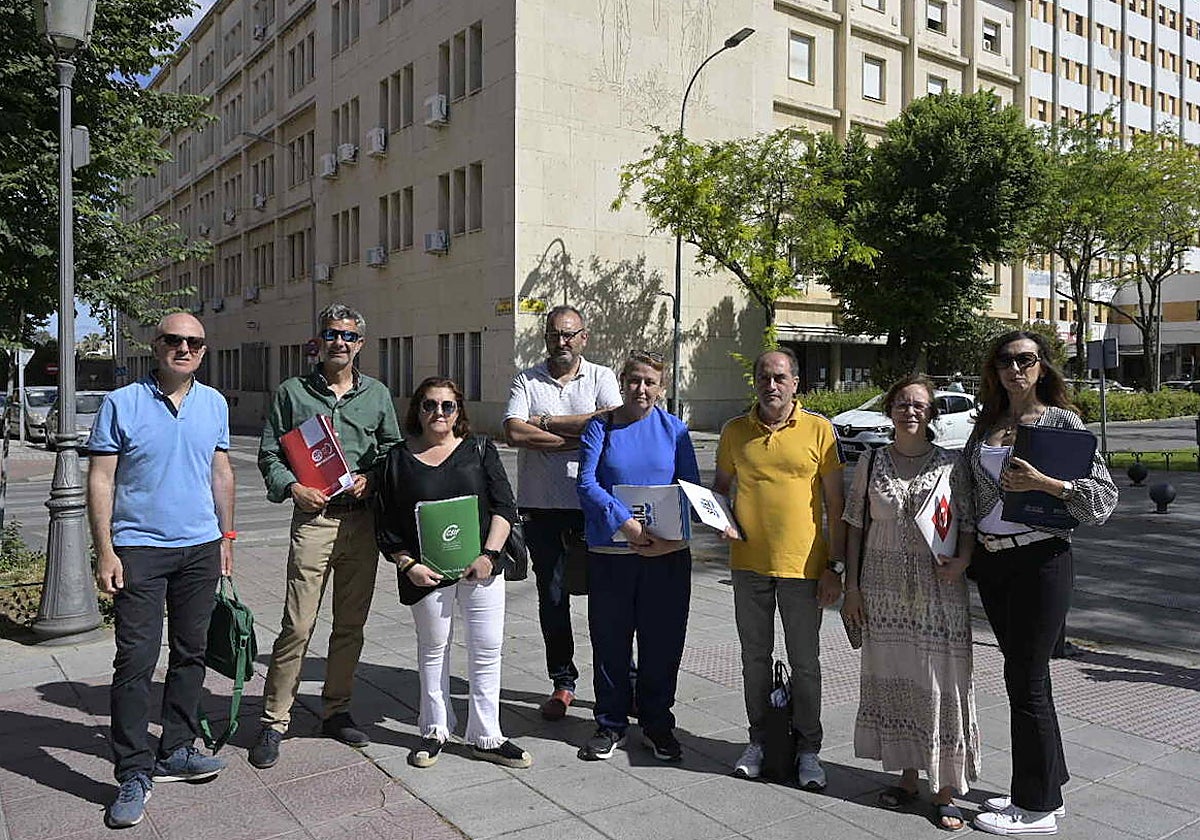 Fco. Barroso y Fco. J. Córdoba (UGT), Soledad Perera (Csif), Antonio J. Glez., Fca. Martín y Félix M. Calzado (STAJ), y Raquel Castro y Montse Portero (CC OO), este jueves en Badajoz.