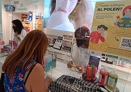 Un cartel de la campaña instalado en una de las farmacias de Badajoz.