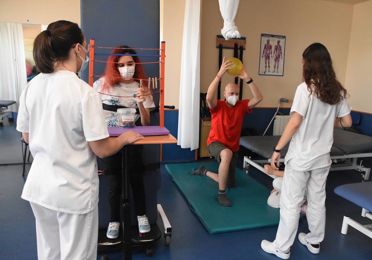 Sala de fisioterapia en Cocemfe Badajoz esta semana, donde hacen rehabilitación las personas con lesiones que afectan a su movilidad.