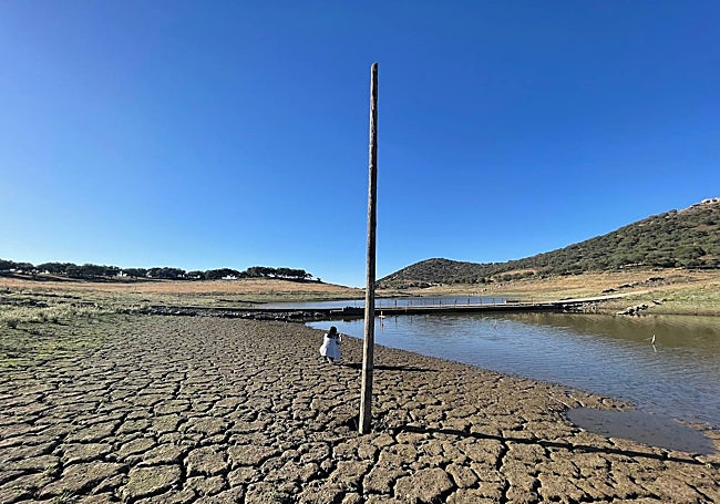 Aspecto de la presa de Tentudía, que solo tiene 0,72 hectómetros cúbicos.
