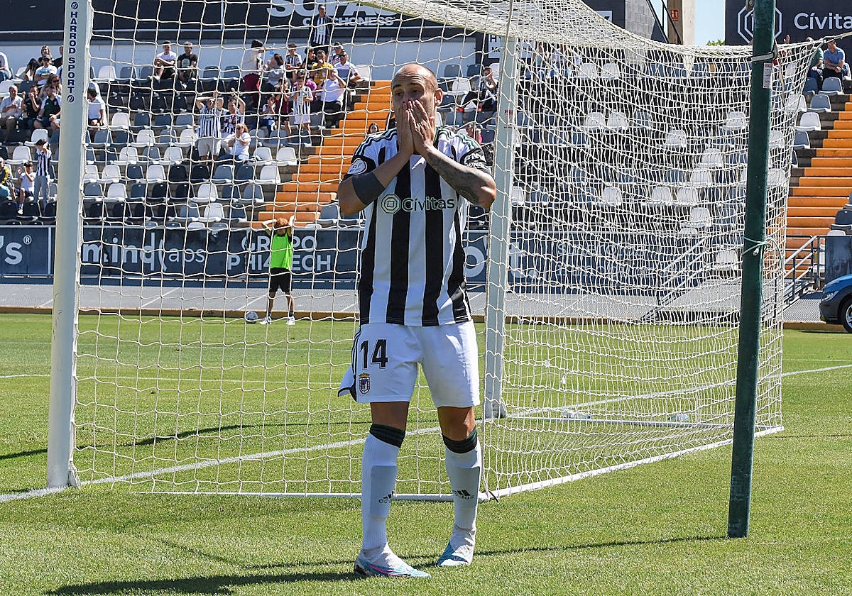 Gorka Santamaría se lamenta tras una oportunidad fallada ante el Fuenlabrada.