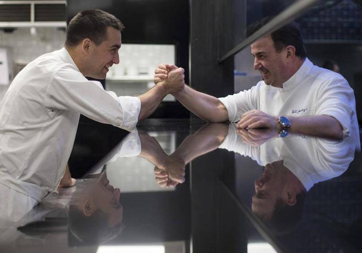 Martín Berasategui y Paolo Casagrande, en el restaurante Lasarte de Barcelona tras haber sido galardonados con tres estrellas Michelin.