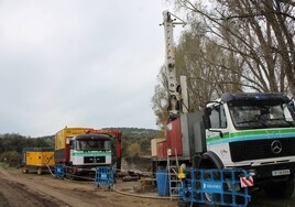 Trabajos de perforación de terreno cerca de Monesterio para la apertura de un pozo en noviembre pasado.