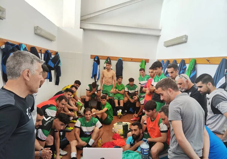 Los jugadores del Don Álvaro en el vestuario antes de su último partido en Olivenza.