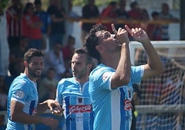 Celebración del gol del Coria en el campo del Diocesano.