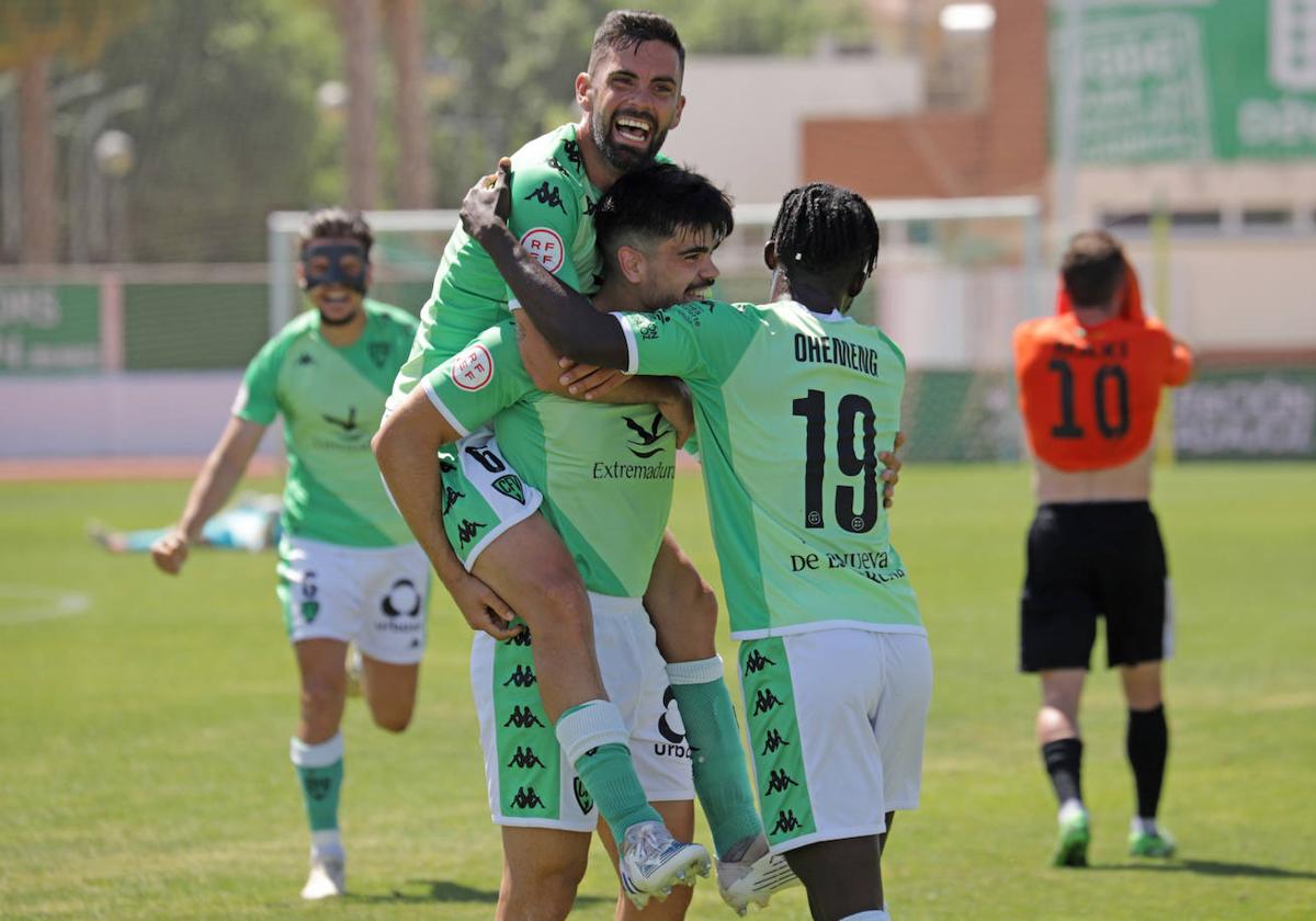 Pajuelo y Ohemeng celebran el gol con Mario González.