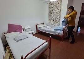 Preparando las habitaciones del albergue de invierno de Cáritas.
