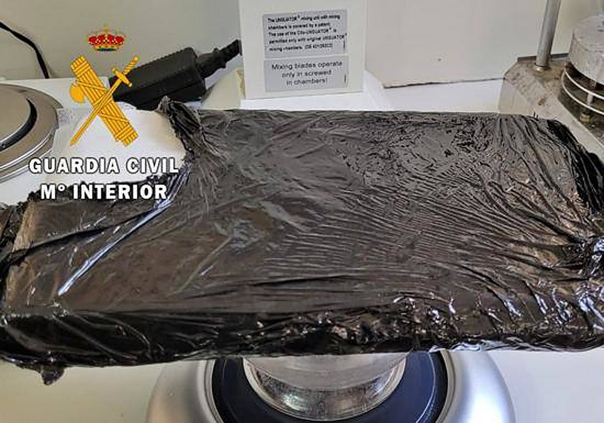 La droga fue lanzada por la ventanilla del coche por sus ocupantes.