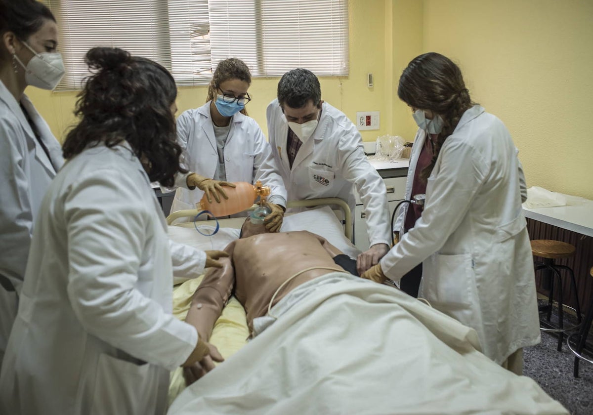 Alumnos de la Facultad de Medicina de Badajoz haciendo prácticas.