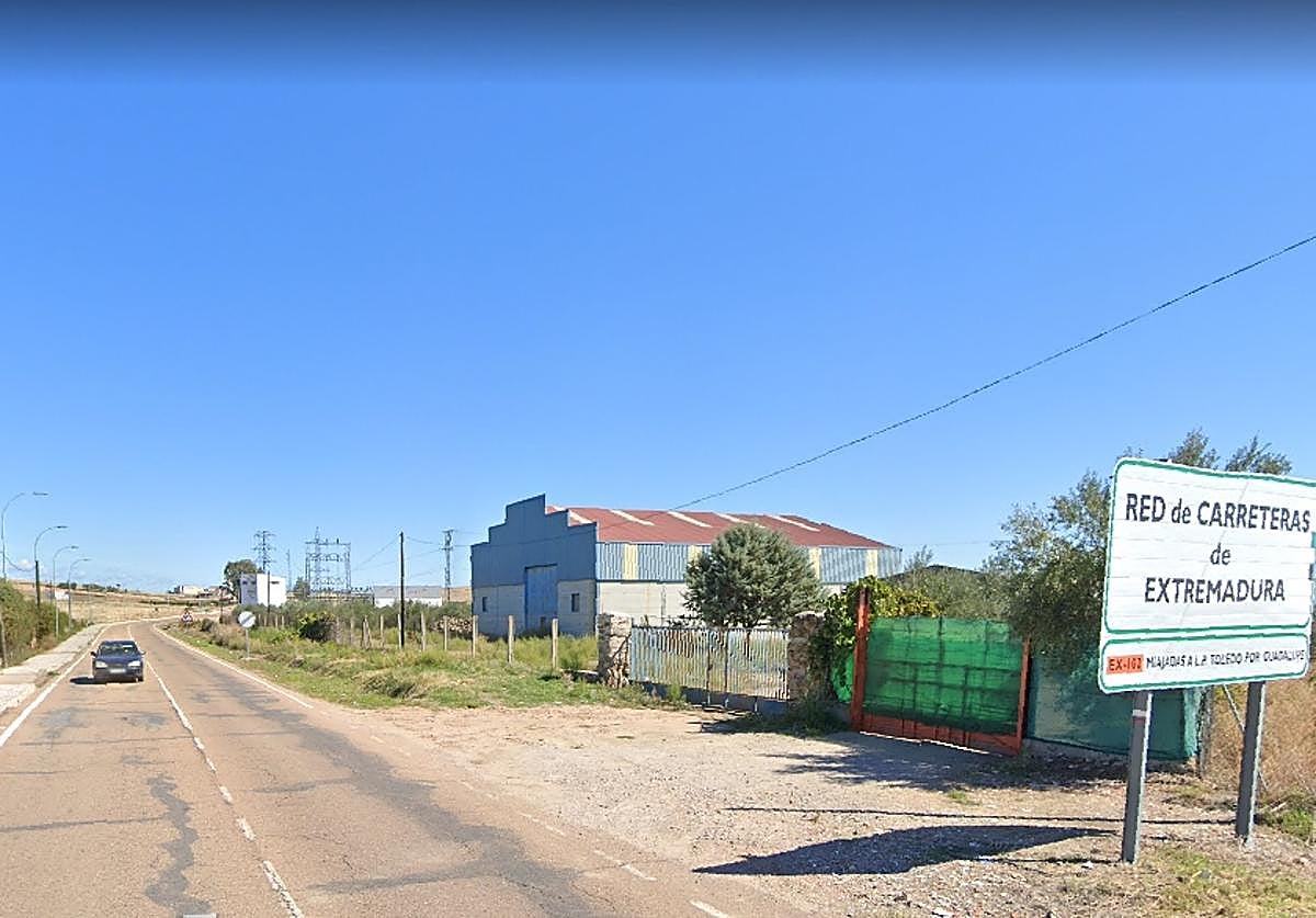 Carretera EX-102 que une Miajadas con el límite de la provincia de Toledo.