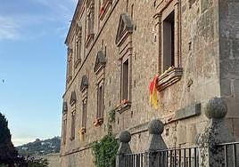 El viento 'censura' las banderas de Cáceres Abierto.