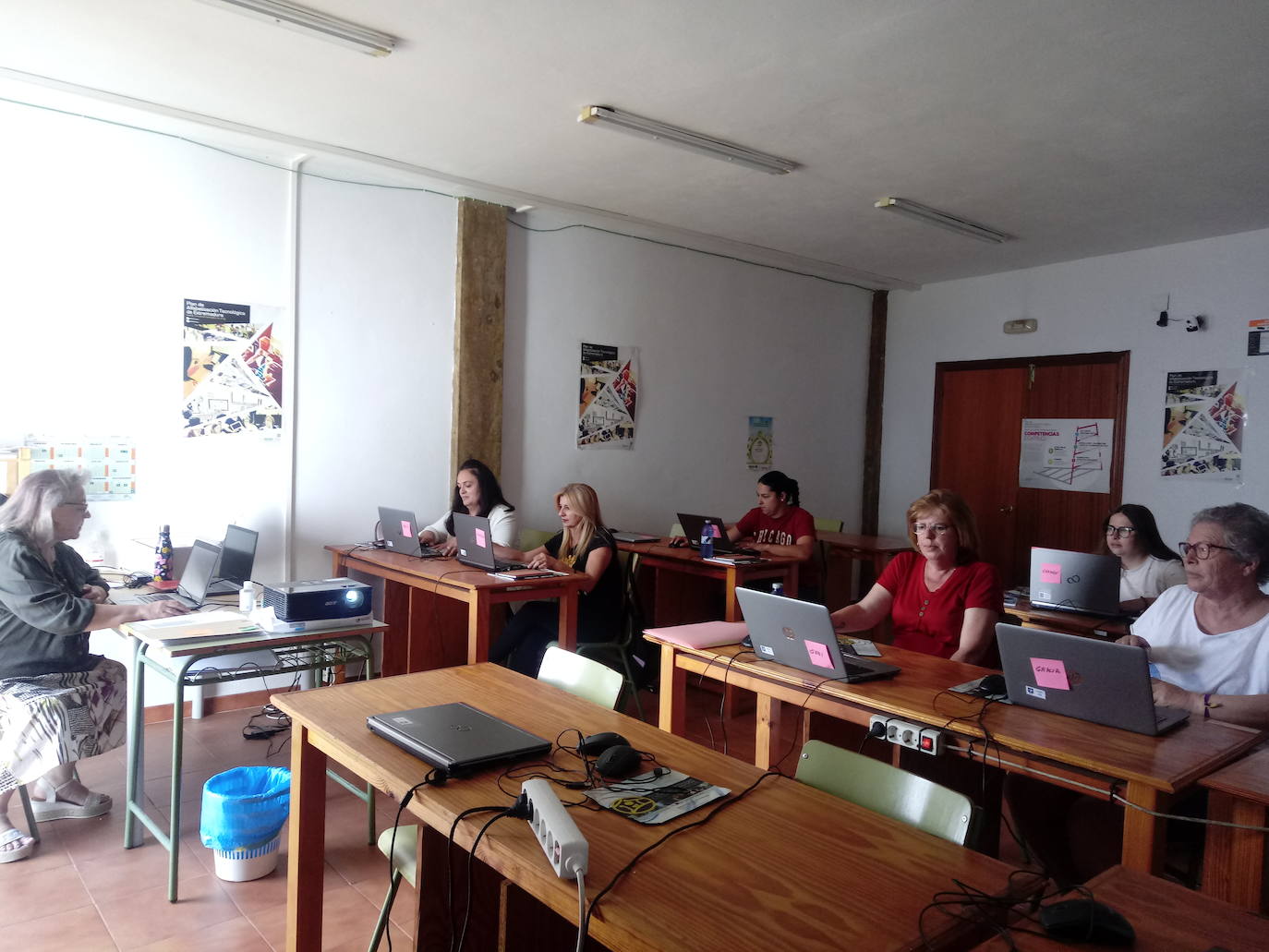 Mujeres de Alconchel formándose en el aula de informática del Centro de Formación Municipal.