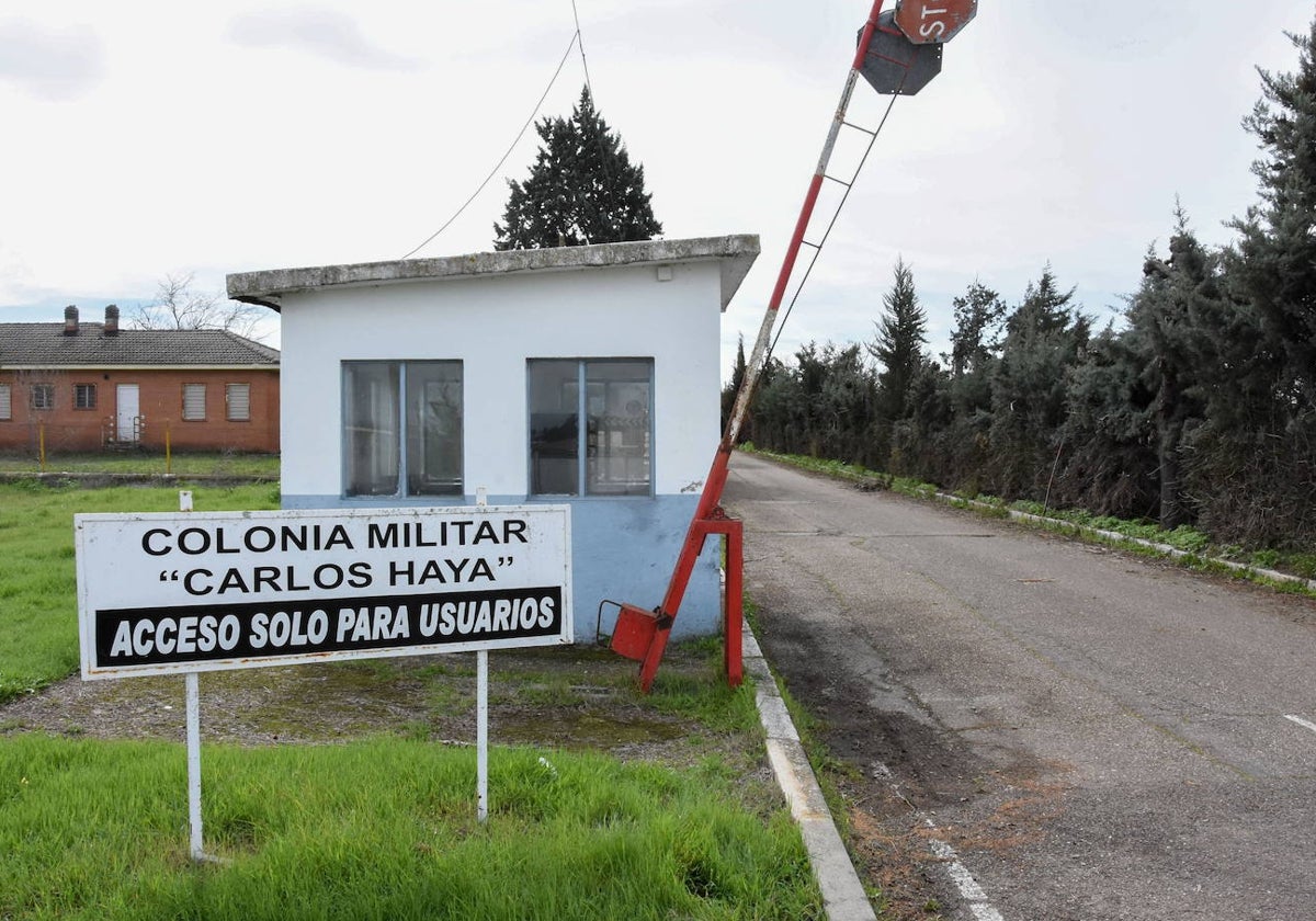 Entrada a la colonia Carlos Haya, frente a la Base Aérea de Talavera.