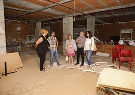 Miembros de Aftea en el local, cedido por el Ayuntamiento, en donde quieren hacer los dos centros.