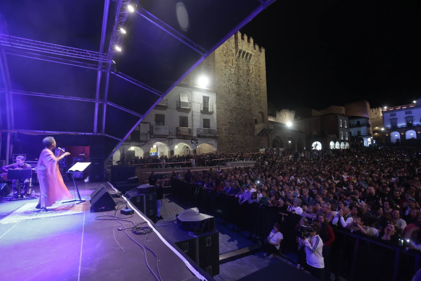 La Plaza Mayor durante la actuación de la peruana Susana Baca.